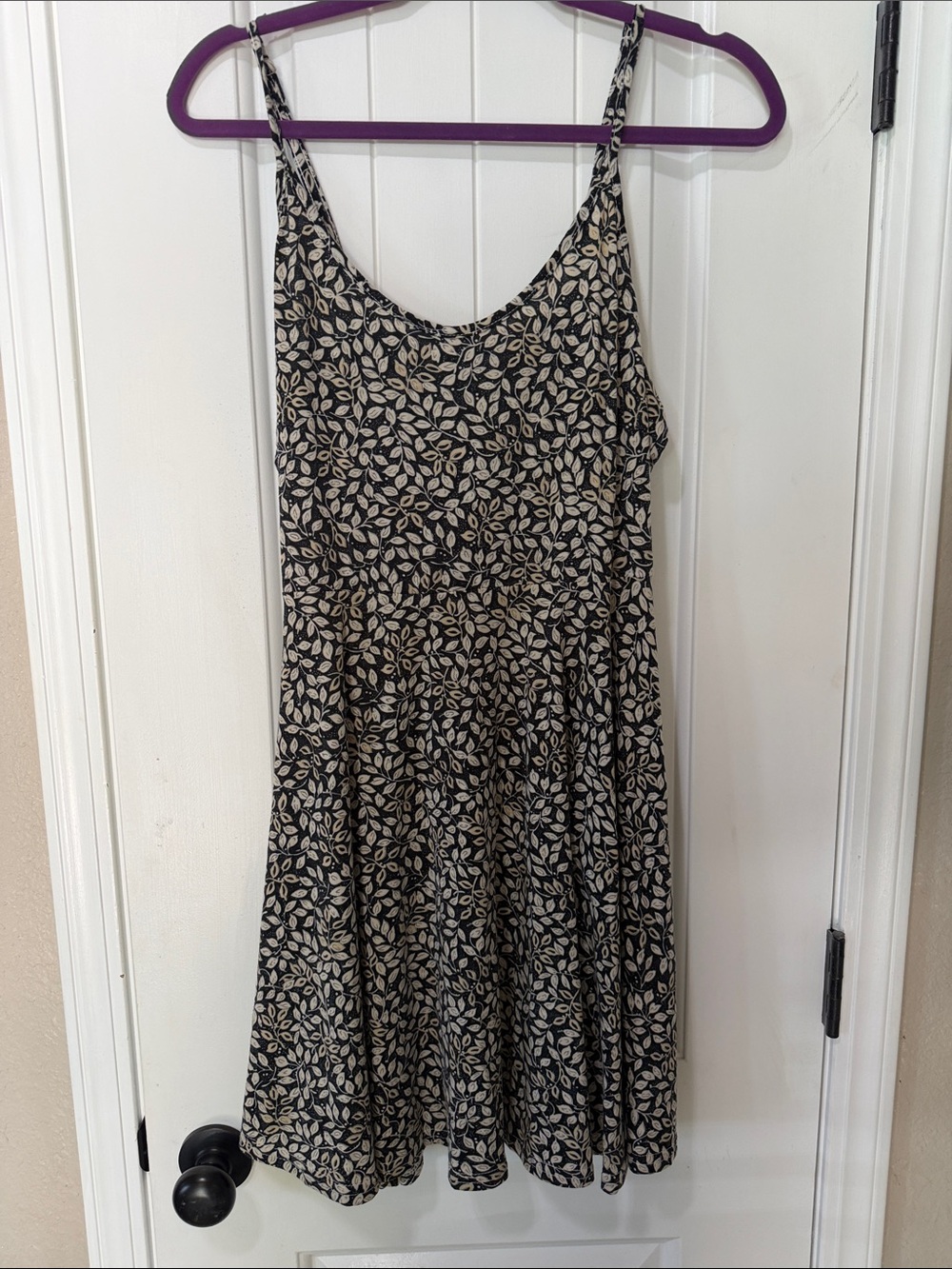 Acevog Black and Cream Leaf-Print Spaghetti-Strap Dress